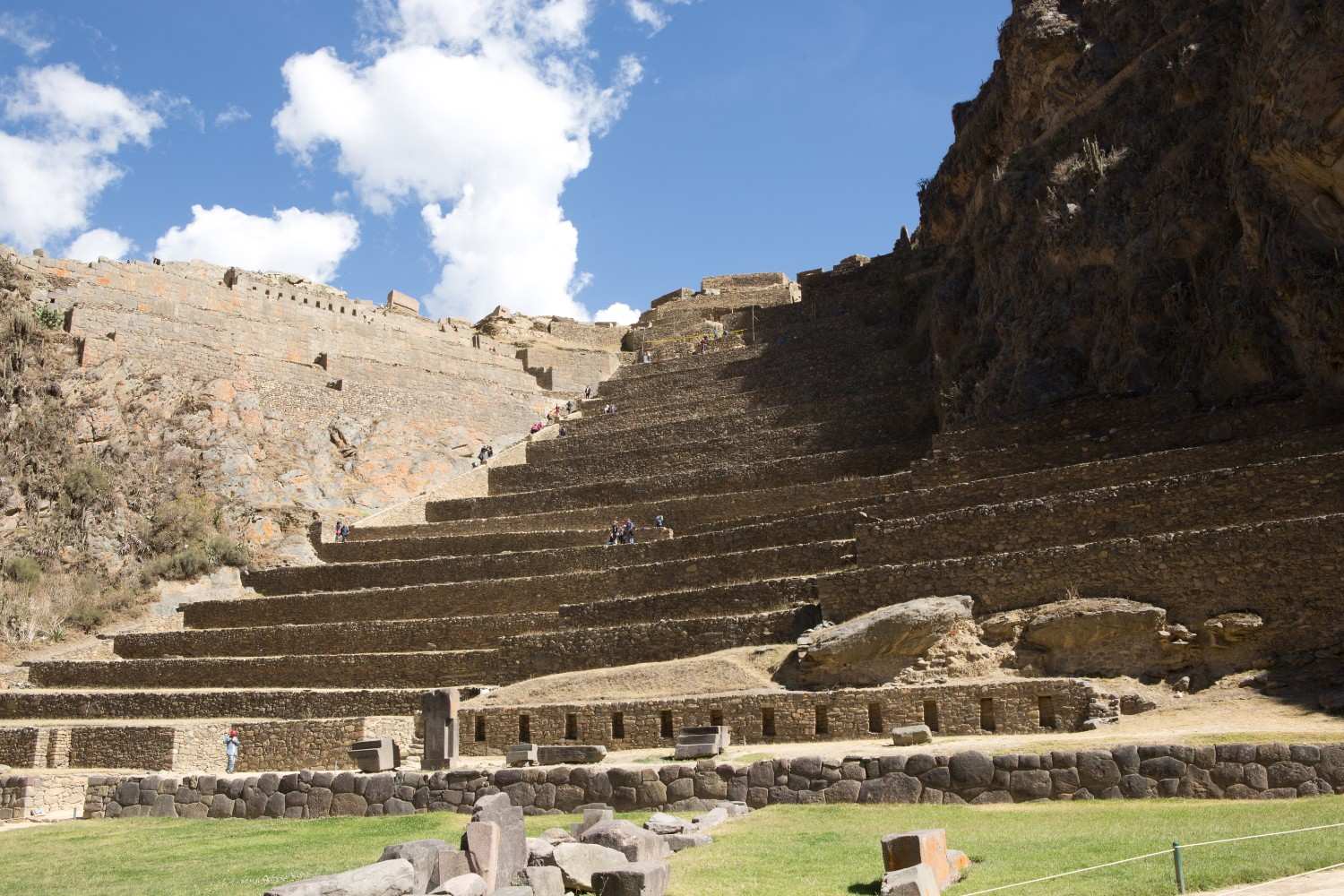 Vista frontal de las escalinatas y terrazas incas de la Fortaleza de Ollantaytambo, con muros de piedra perfectamente tallados – turismo arqueológico y senderismo en el Valle Sagrado de los Andes peruanos.