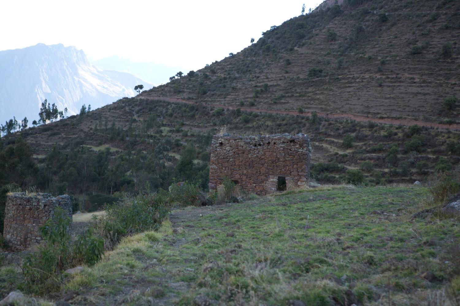 Estructuras de piedra del sitio arqueológico de Pumamarca cerca de Ollantaytambo en el Valle Sagrado de Perú, un sitio inca con importancia defensiva y agrícola.