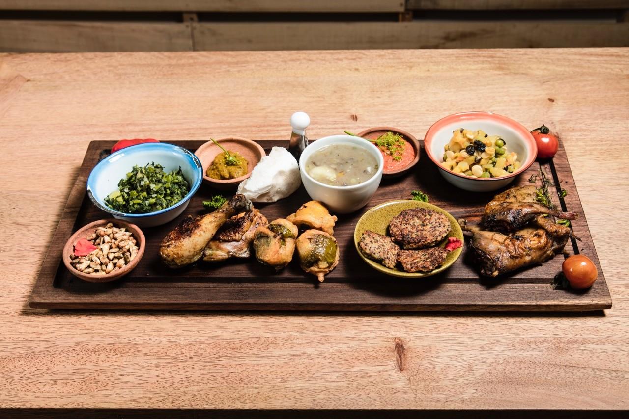 Variedad de platos tradicionales peruanos en el restaurante Chuncho en Ollantaytambo, elaborados con ingredientes locales del Valle Sagrado.