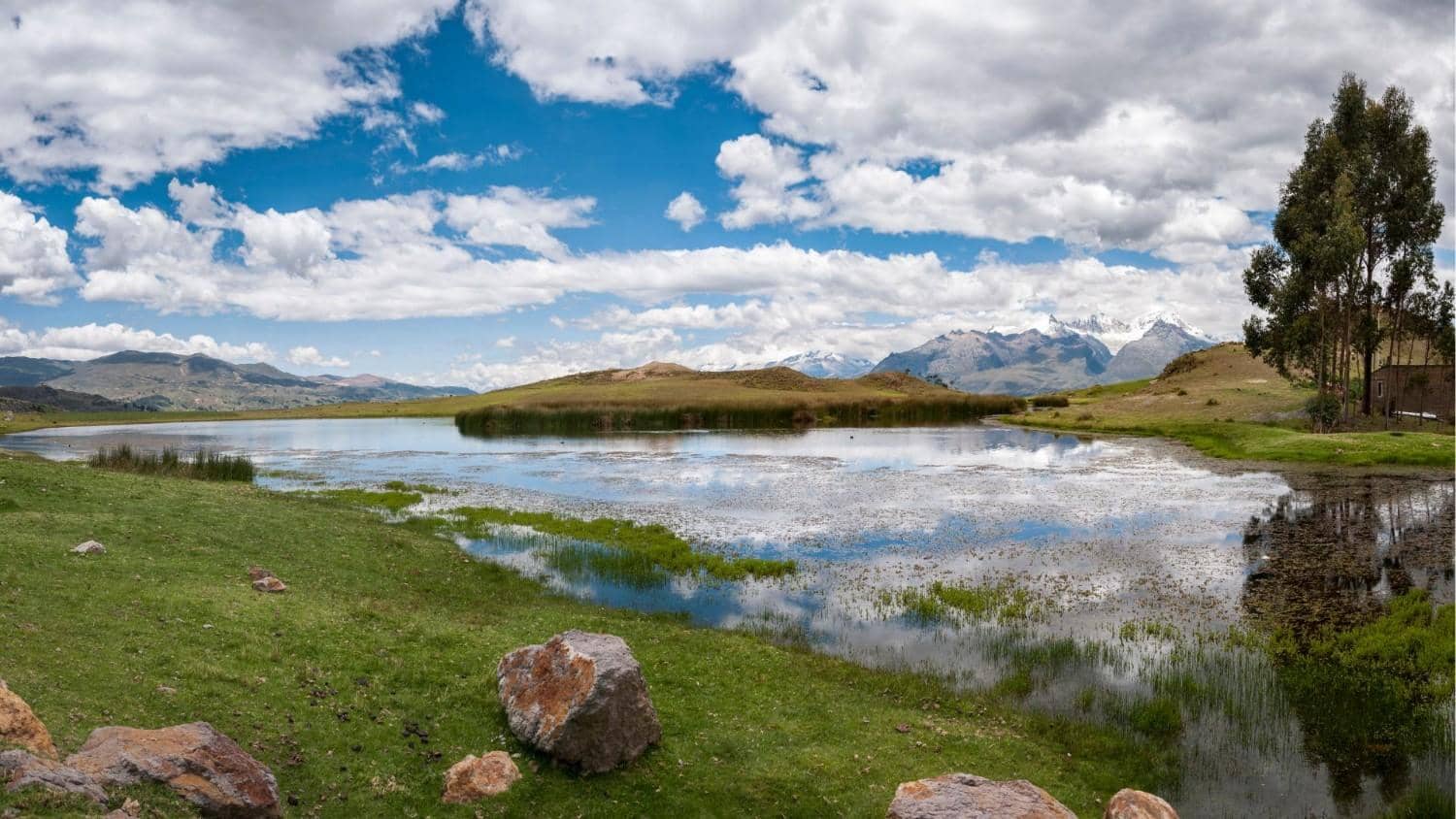 Vista panorámica de la Laguna Willcacocha reflejando los picos de la Cordillera Blanca, ubicada en la Cordillera Negra, Perú.