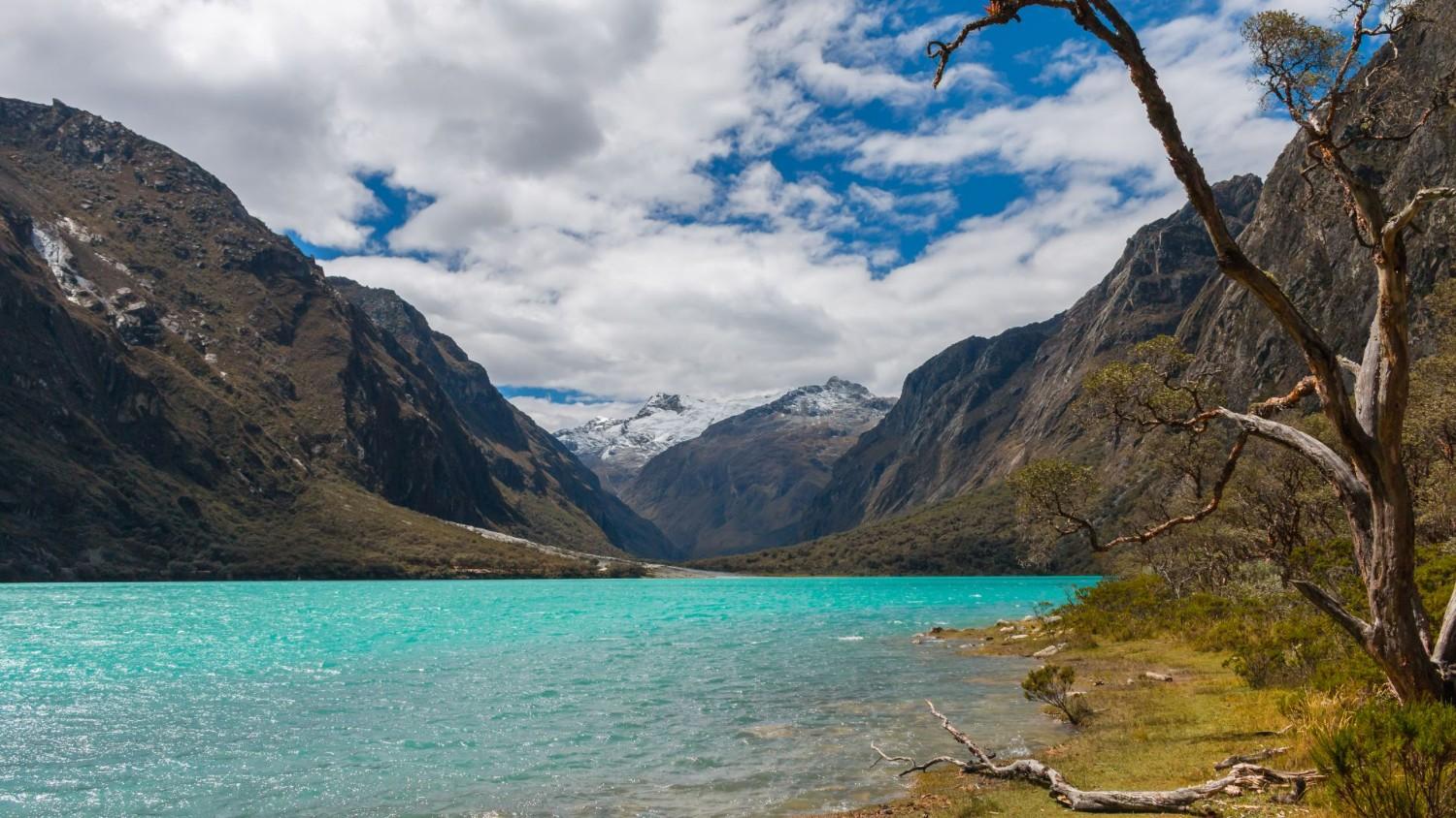 Aguas turquesa de la Laguna Chinancocha en el Valle de Llanganuco, rodeada de picos nevados en el Parque Nacional Huascarán, Perú