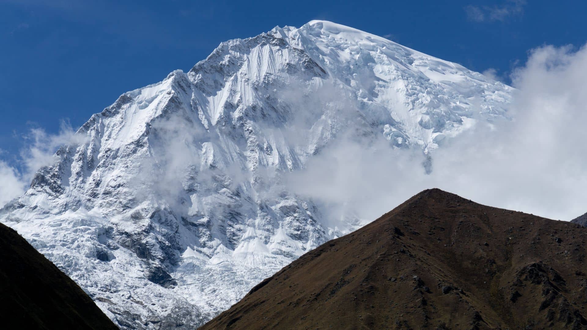 Pico nevado del Huascarán elevándose sobre los Andes en el Parque Nacional Huascarán, Perú